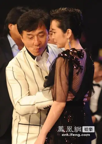 众女星低胸暴乳亮相 徐若瑄玉背全裸诱惑![多图]