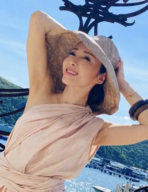 49岁黎姿分享生活美照,穿露肩长裙优雅十足,豪门气质太浓郁