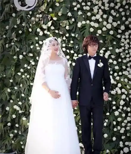 演员斓曦,吃饭路上捡来一位老公,低调幸福十年