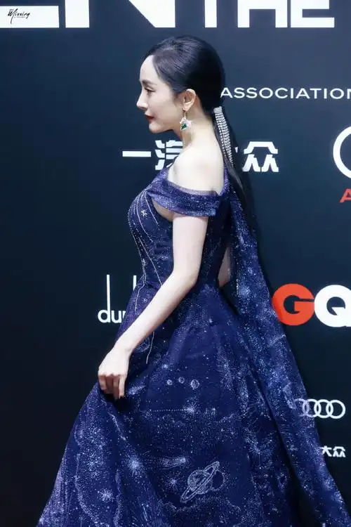 杨幂暗夜星空拖尾蓝裙