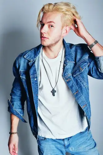 年轻时尚帅气男模特与夹克在他肩上.全身长的画像孤立在白色的背景