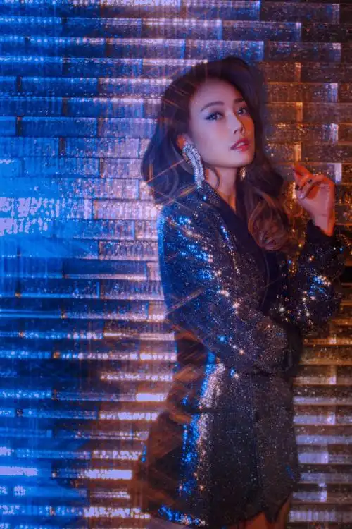 容祖儿出席一千零一夜晚会献唱爱加大力度