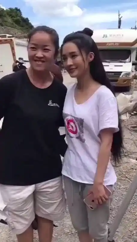 在片场拍到李沁和粉丝合影!