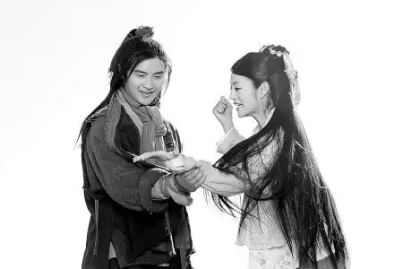 田亮(左)与安以轩分饰牛郎和织女.