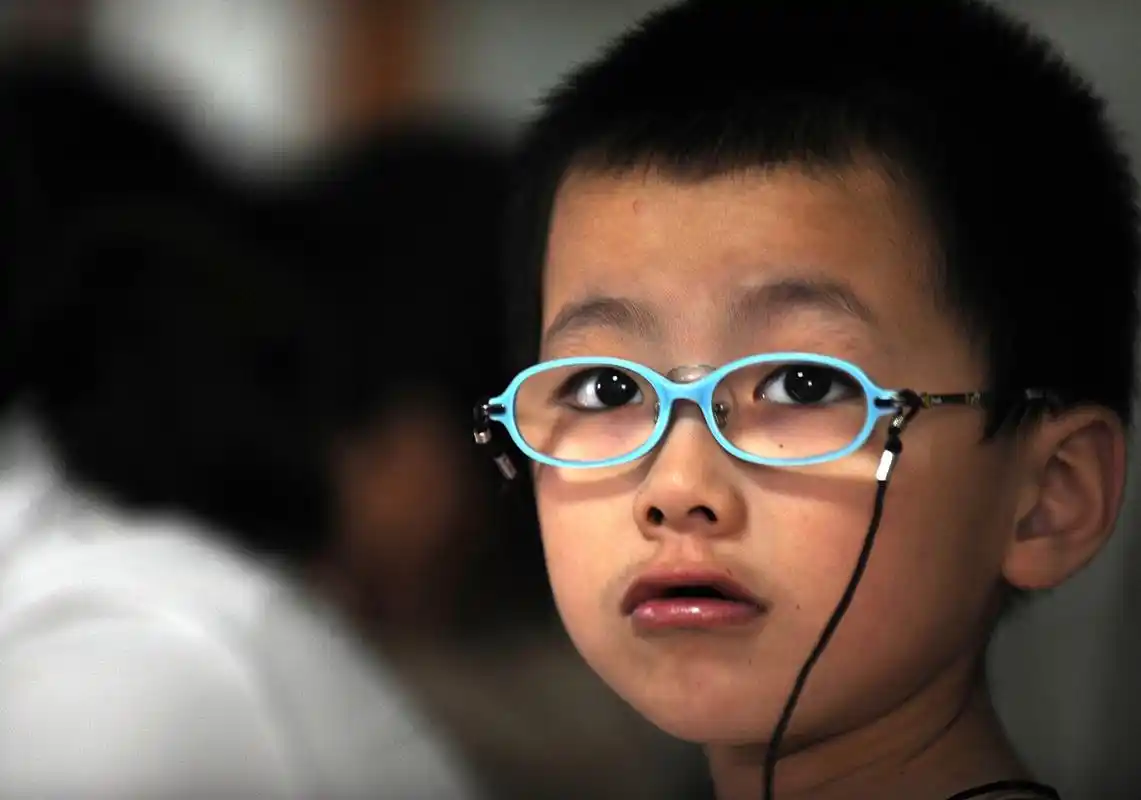 首先,建议带孩子去正规眼科医院进行详细检查,以确定近视的性质和程度