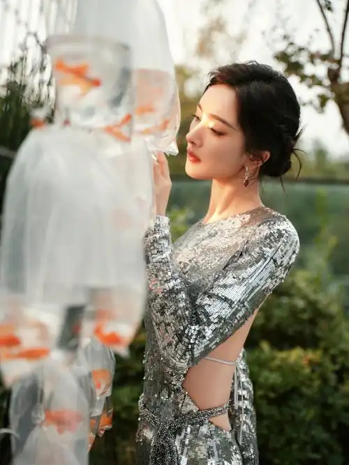 杨幂优雅盘发妆