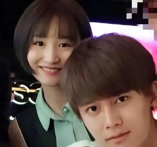 爱情大概就是,任嘉伦在他的事业巅峰期宣布和妻子的婚讯!