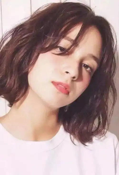 小女生波波头玉米烫欣赏时尚变甜美的齐肩发型