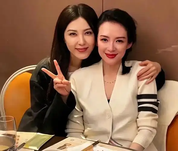 在中戏期间,她与其他同班同学成为了中戏八大金钗之一,备受瞩目.