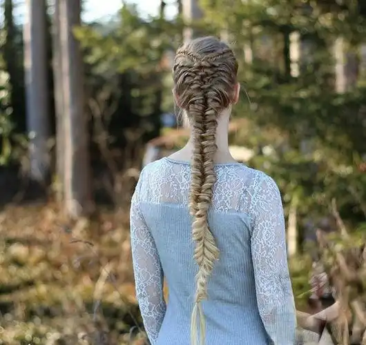 长发及腰编发鱼尾辫鱼骨辫图片加入了水钻的发饰,简单的发饰加上编发