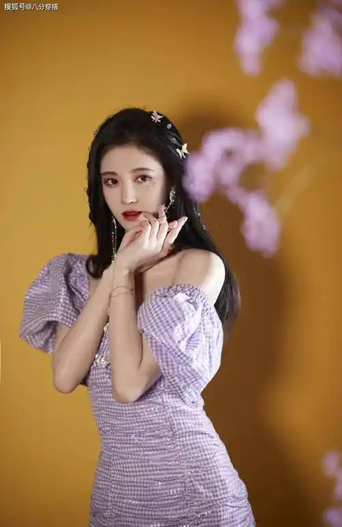 被鞠婧祎迷住了,穿深蓝色的星空抹胸裙玩烟花,挡不住的明星范_西装