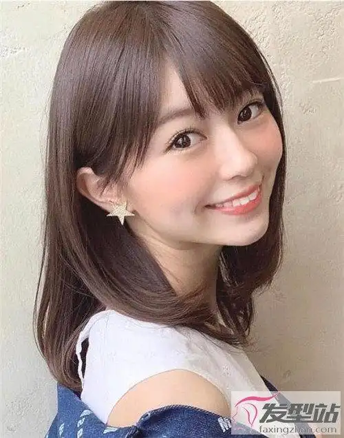 有着直发柔顺飘逸的短发梨花头,原本细软的发质染棕色之后,整体发