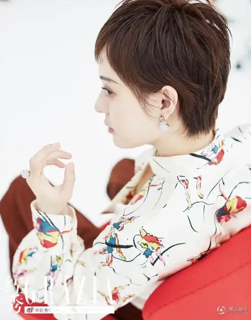 孙俪时尚大片曝光 眼神玩转初秋复古风