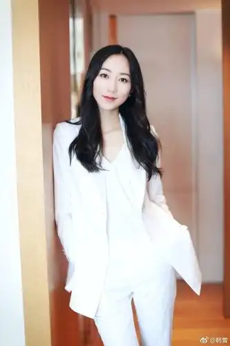 韩雪白色职业装,清新脱俗,犹如天使!