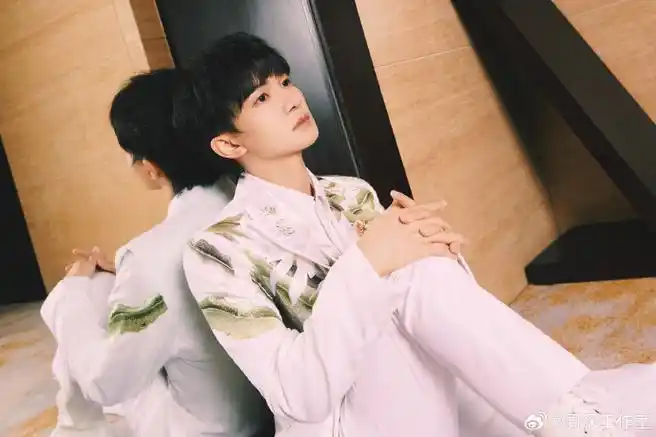 周深超话  守望温暖,饱含期盼,灿烂晴光里看芬芳繁花.