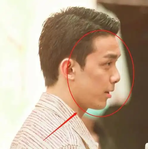 少年老成?20岁吴磊新剧路透照发福明显,侧脸鼻子塌显老气