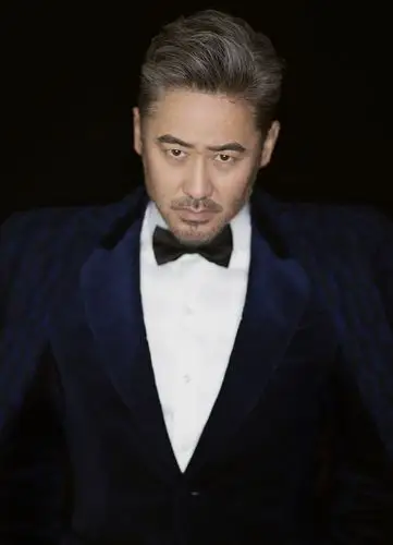 吴秀波亮相时装之夜 海军蓝丝绒礼服雅痞时髦