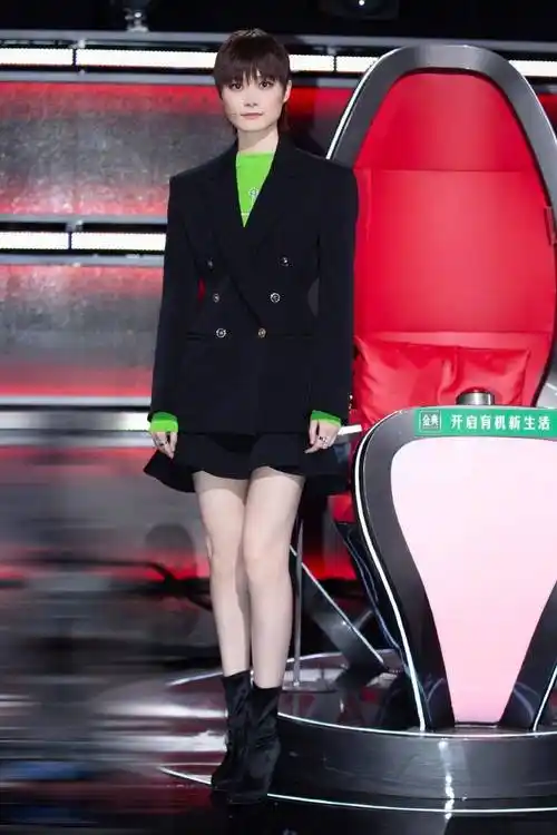 的李宇春:剪短发穿裙装好有女人味,39岁没有中年味道_造型_身材_裙子