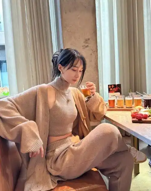 雷佳音老婆晒与女儿合照11岁女儿手机不离手