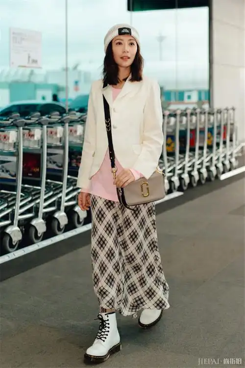 贾静雯穿格纹裙甜美清新,头戴针织帽嫩回20岁 – 尚街拍