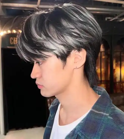 时尚新宠,18 到 30 岁男士的微中分狼尾鲻鱼头,露耳效果帅炸天