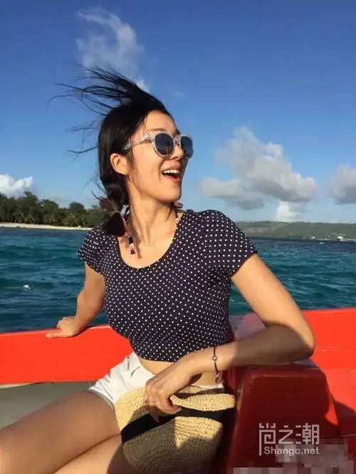 老公王祖蓝忙奔跑吧兄弟赚钱 老婆李亚男独自游玩秀性感身材(2)