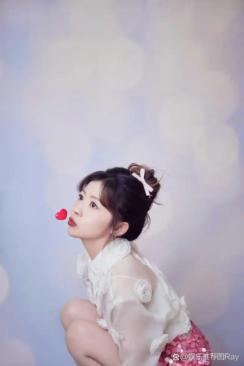 赖美云白色轻纱上衣与粉紫色粗花a字半身裙搭配,可爱的丸子头造型