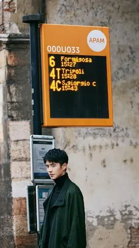 邂逅青春阳光的俊朗少年刘昊然意大利游客照不乏童真与自信