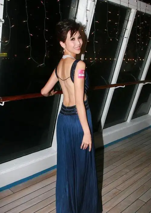 蔡少芬美得出众穿藏蓝色礼服优雅大方高挑身材更撩人