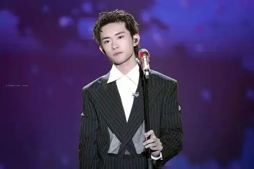 发现每次易烊千玺立麦唱歌造型都好多变