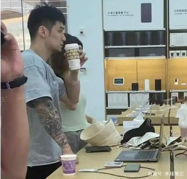 网友曝蒋劲夫近况,饭局上与好友把酒言欢,不修边幅手臂纹身抢镜