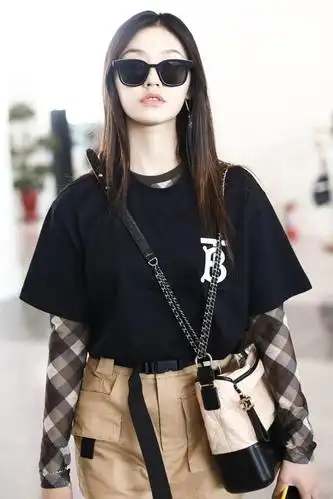 黄发,长发,直发 【上装】:burberry,t恤,logo,短袖,白色,黑色,打底衫