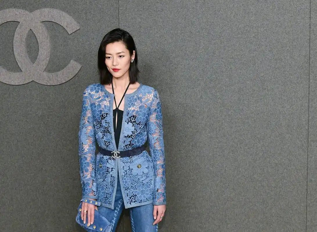 刘雯太适合齐肩短发了,搭配蕾丝外套干练又仙气,看了也想剪短发