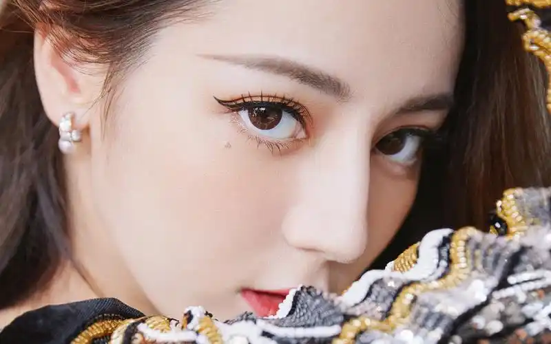 迪丽热巴性感优雅写真桌面壁纸