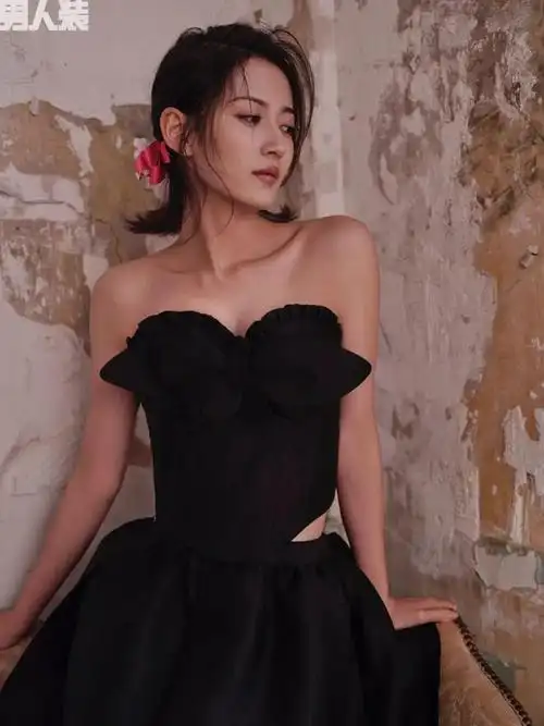 31岁陈钰琪登《男人装》十二月封面,吊带抹胸身材曼妙,性感撩人