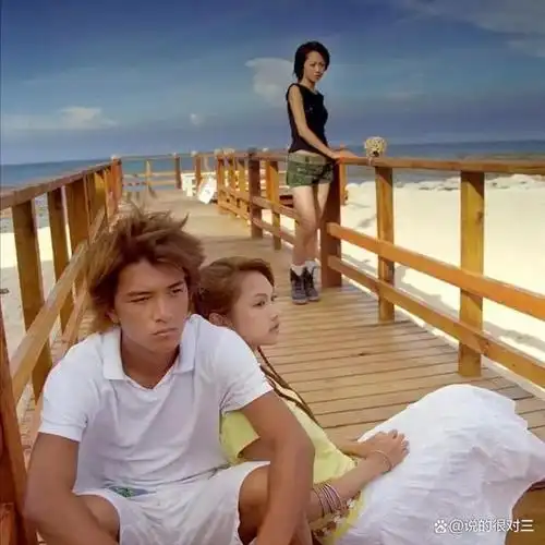 网络上有一段视频流传很广,是发布会上罗晋悄悄地从盘子里拿出一颗