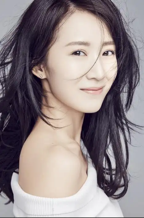 与其他女演员的高冷形象不同,李念亲和力十足的气质让她在众人中脱颖