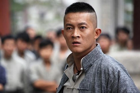 他被戏称为抗日神剧专业户拍戏时意外烧伤后妻子不离不弃