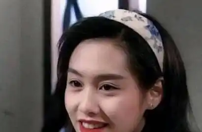 下面这张微笑的照片也很好看,当年的港星还真是绝,仗着自己好看,随便