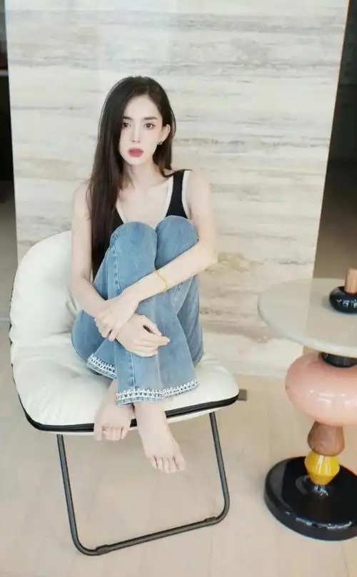 古力娜扎 牛仔裤黑色吊带穿搭 时尚减龄