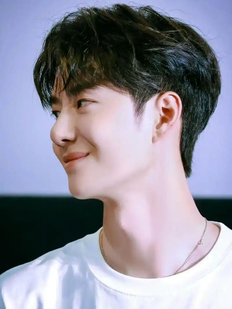 王一博倒吊50圈:热爱闪闪动人 王一博为了拍出最好的戏被倒吊旋转几十