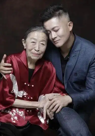 67"丑娘"张少华的艰辛过往,以及她和两个"儿子"的感人亲情