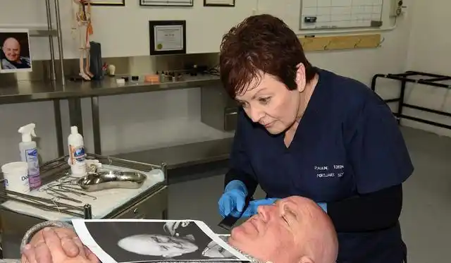 美国入殓师用双手为逝者遗体美容全过程