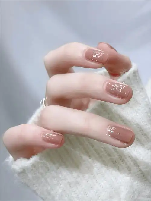 这款低调奶茶色指甲油,让你在学校和职场焕发温柔气质_双手_颜色_宝藏