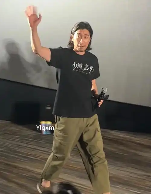 王千源一家3口被偶遇,14岁女儿长相酷似父亲,妻子漂亮又时髦!