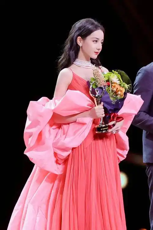 微博之夜女明星造型 第二弹_迪丽热巴_礼服_裙子