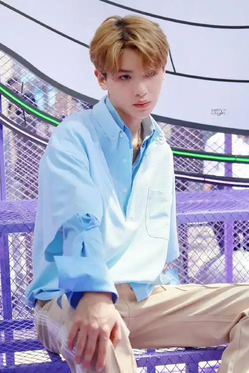 黄明昊蓝色衬衫##黄明昊