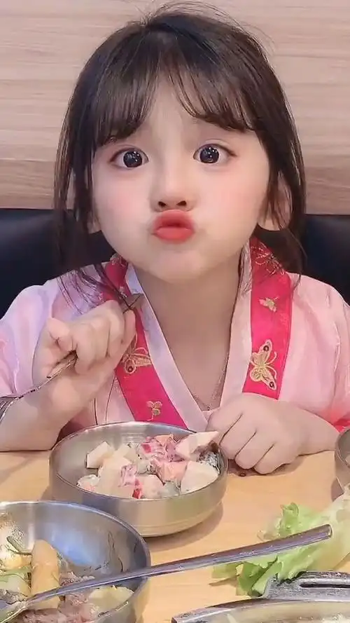 这宝宝太可爱了,哪里是小孩子,这简直就是行走的表情包