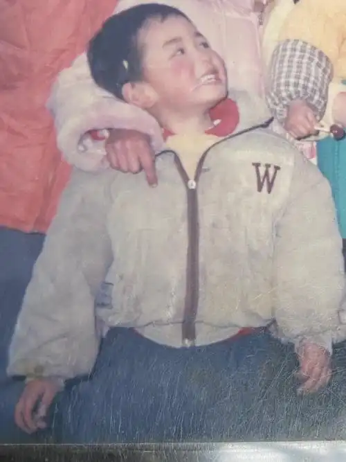 朱正廷绿洲暴风更新童年照 表情包奶团子简直是妈粉神器