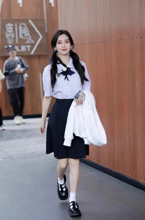 奔跑吧校服路透##angelababy卷发双马尾